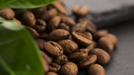 Ceny komodit se letos na trzích spíše zvyšují, nejvíce zdražuje zlato a káva