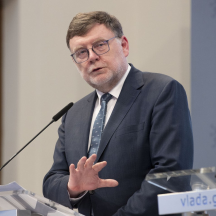 Stát utopil v dubnu dalších 126 miliard: Přesto si vláda pochvaluje "úspěch"