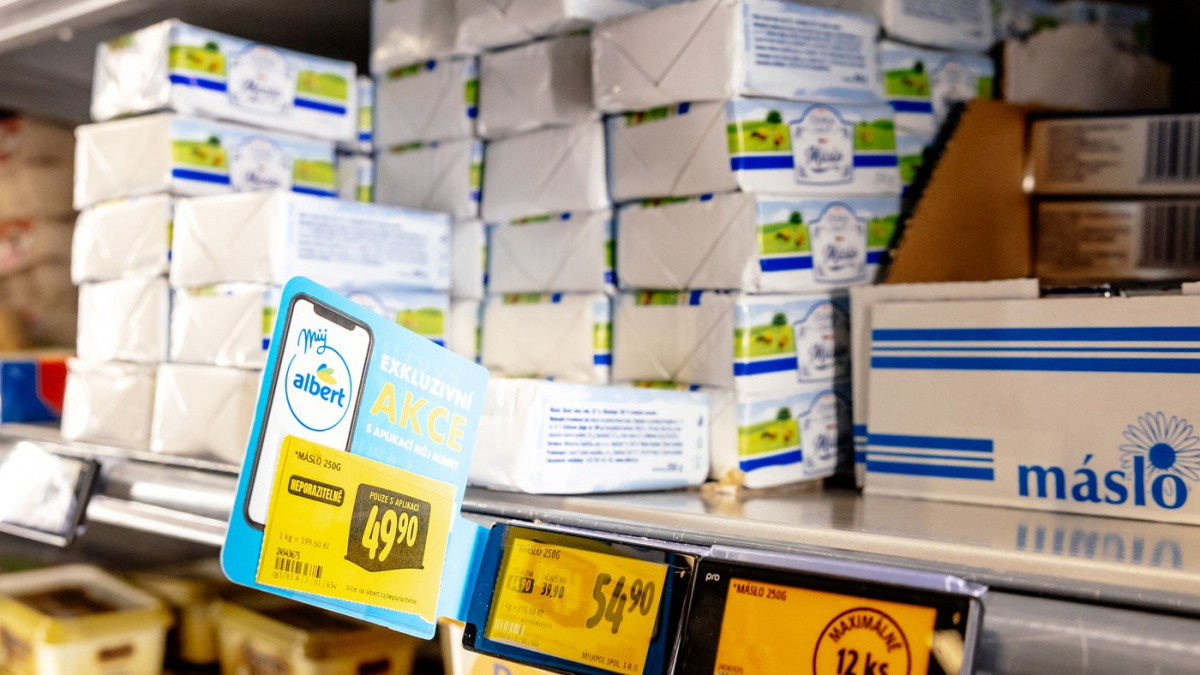 V Albertu jedou slevy šílenců, prodavači sotva stíhají doplňovat zlevněné věci na pulty