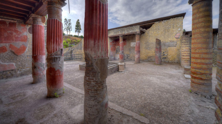 Umělá inteligence přečetla zdánlivě nečitelný svitek z dob antiky. Co se v něm říká?