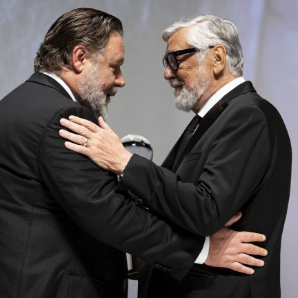 Smrti herce Jiřího Bartošky si všímají i v Hollywoodu. Vzpomněl si na něj také oscarový herec Russell Crowe.