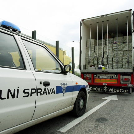 Řidič na Litoměřicku převážel eura za téměř dva miliony Kč, původ celníkům nevysvětlil