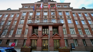 Policie obvinila kvůli manipulaci se zakázkami v Plzeňském kraji 2 lidi a firmu