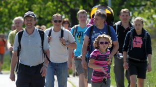 Na pochod Praha-Prčice dnes vyrazilo 24.500 turistů, více než loni