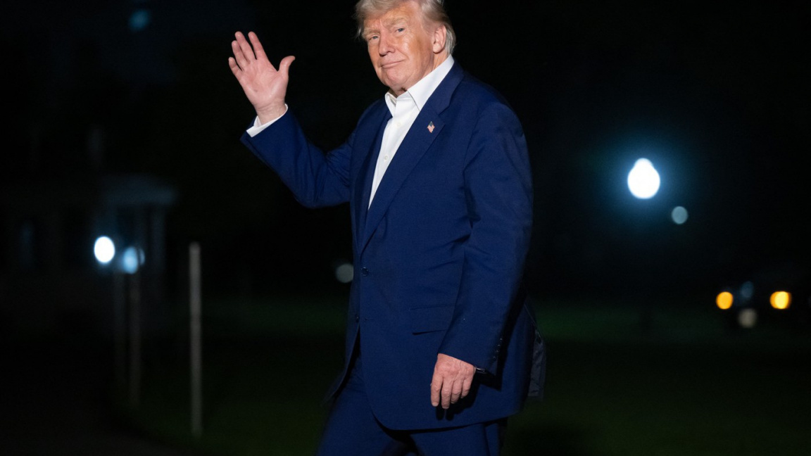 Trump oznámil, že bude v pondělí mluvit s Putinem o zastavení války na Ukrajině