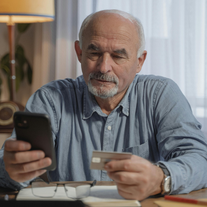 Průměrný důchod vzroste o 304 Kč, k tomu důchodci dostanou jednorázově 2000 Kč