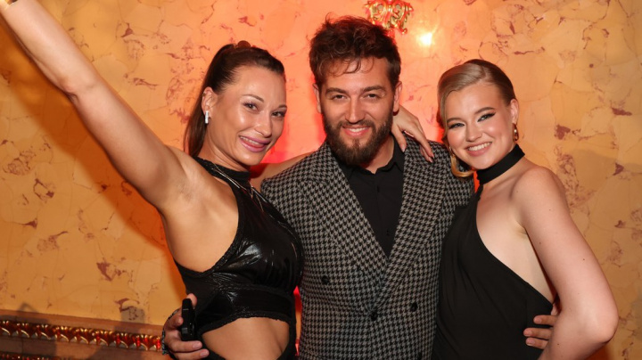 Proto na tyhle akce neberu partnerku! Záporák ze ZOO se bavil v objetí polonahých dívek