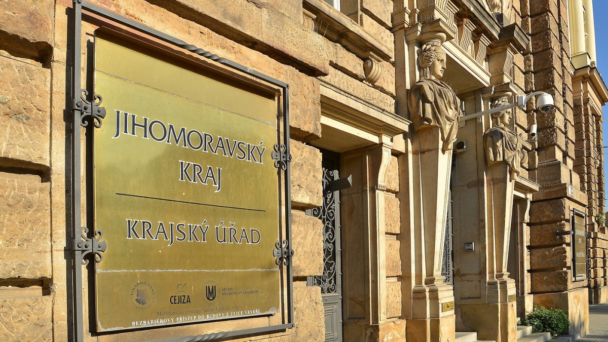 Soud po úterním zásahu policie v Brně obvinil osm lidí, dva jsou ve vazbě