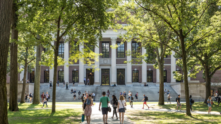 Harvard zažaloval Trumpovu administrativu kvůli zákazu zahraničních studentů