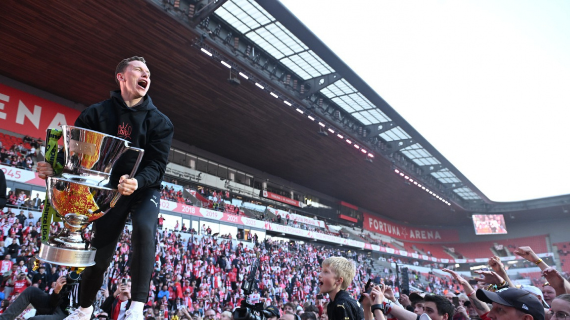 Slávisté převzali mistrovský pohár, titul oslavili s fanoušky přímo v Edenu