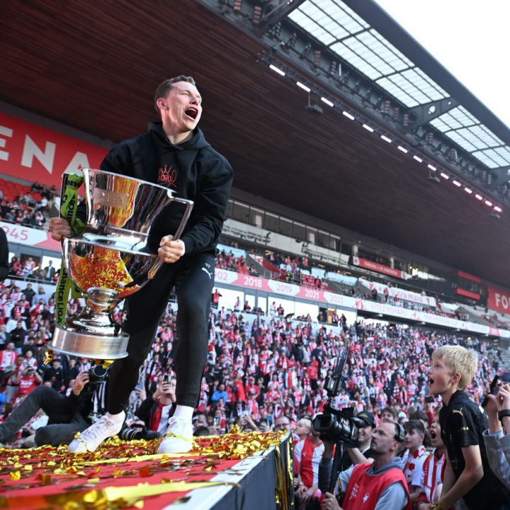 Slávisté převzali mistrovský pohár, titul oslavili s fanoušky přímo v Edenu
