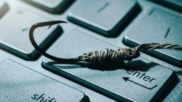 Nevěřte "poště" ani "bance". Takhle se podvodníci snaží okrást důchodce. Na co si dát pozor?