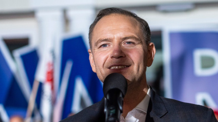 Poláci si v neděli zvolí prezidenta, šance obou kandidátů jsou vyrovnané