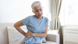 Bolí vás klouby? Nemusí to být jen věk, ale závažnější problém. Víte, na co si dát pozor?