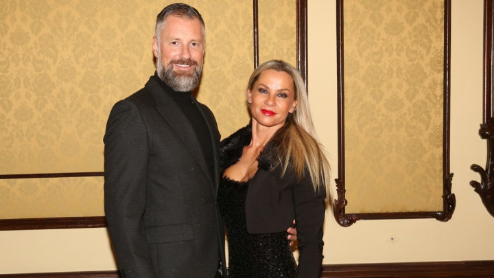 Svatba jak z plakátu: Slavný moderátor do toho praštil s blonďatou kráskou