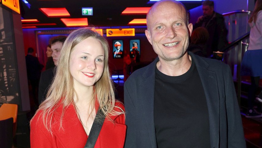 Nová láska! Oblíbený herec si našel mladičkou partnerku a celý září štěstím