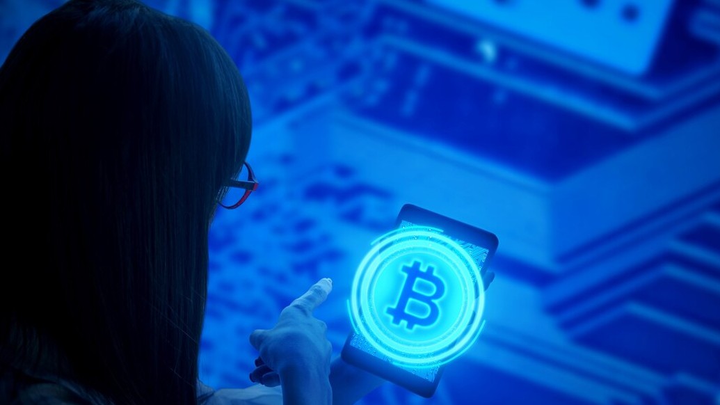 Peněženku s bitcoiny otevřel znalec najatý dealerem bez notáře a ministerstva