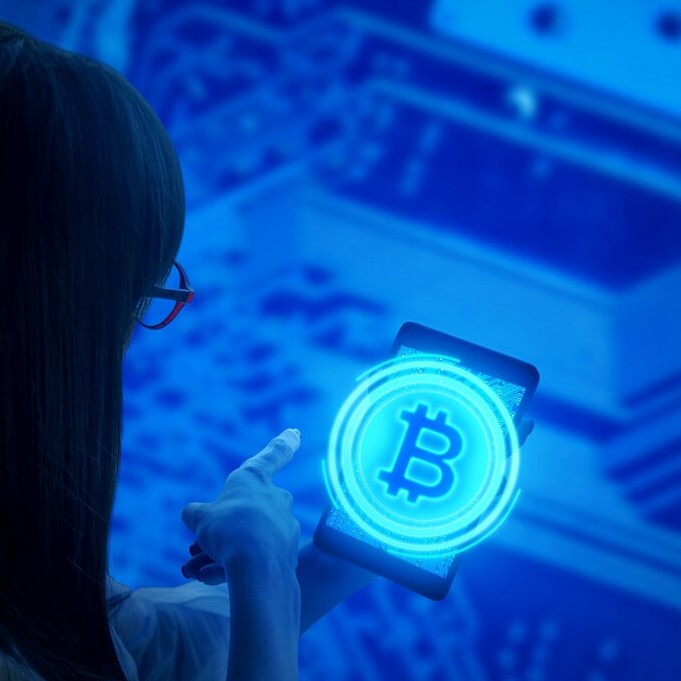 Peněženku s bitcoiny otevřel znalec najatý dealerem bez notáře a ministerstva