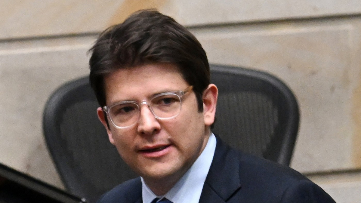 Postřelený kolumbijský senátor a možný kandidát na prezidenta Miguel Uribe je v kritickém stavu