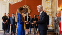 Prezident jmenoval Decroix ministryní, nechce po ní, aby kauzu vyšetřovala