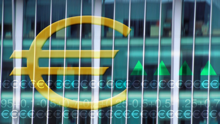 Důvěra investorů v ekonomiku eurozóny v červnu vystoupila na roční maximum