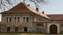 Nadšenci opravují zdevastovaný zámek u Domažlic, na podporu pořádají veselici
