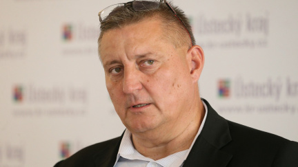 Obvinění po úterní razii NCOZ ve třech krajích si zatím vyslechli čtyři lidé