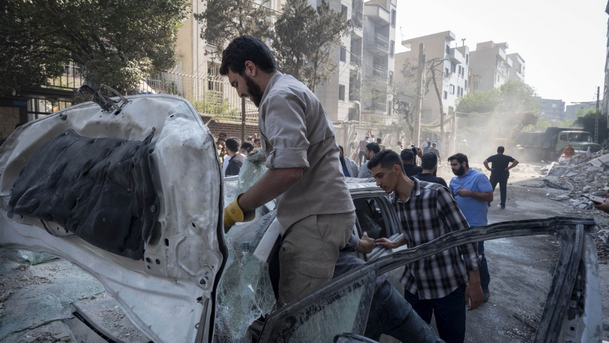 Situace na Blízkém východě vede k oslabení koruny, zdražení ropy a propadu akcií