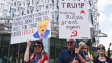 Trump slaví 79. narozeniny vojenskou přehlídkou, lidé proti němu protestují. V Minnesotě byli zabiti 2 politici.