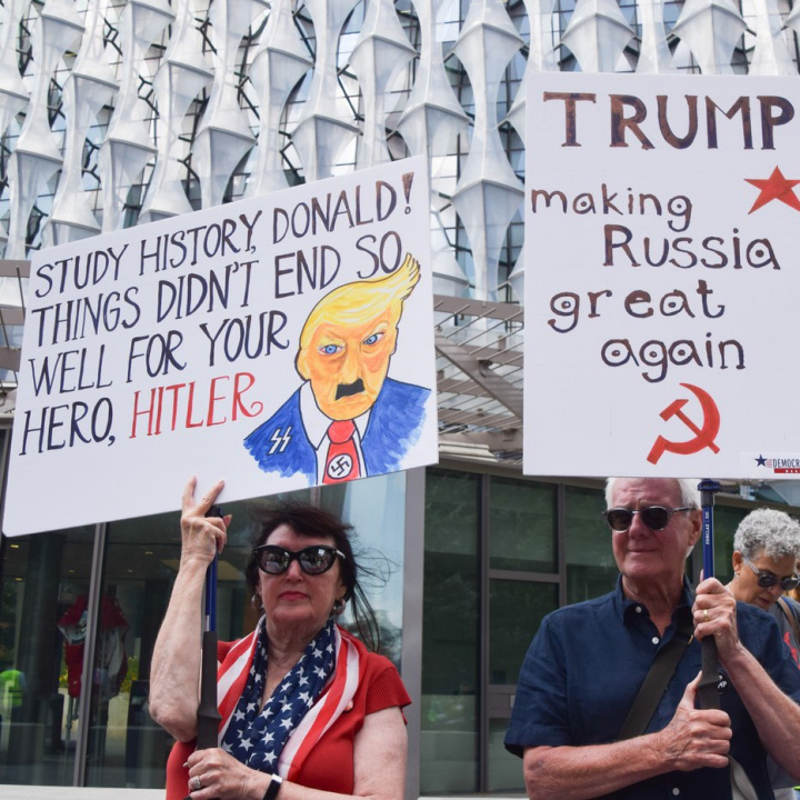 Trump slaví 79. narozeniny vojenskou přehlídkou, lidé proti němu protestují. V Minnesotě byli zabiti 2 politici.