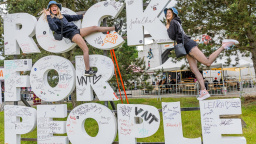 Festival Rock for People dnes vyvrcholí přidaným koncertem Guns N' Roses