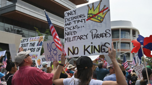 Trump zahájil přehlídku ve Washingtonu, den poznamenaly protesty