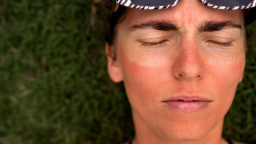 Mýty o pobytu na prudkém slunci. Tyhle chyby vás mohou stát zdraví i život