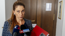 Ministryně Decroix stáhne svůj magisterský titul ze všech dokumentů, situace ji mrzí