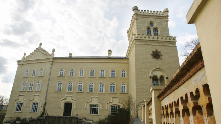 Ve strašidelný zámek se proměnil zámek Chyše, kde se točí vánoční pohádka