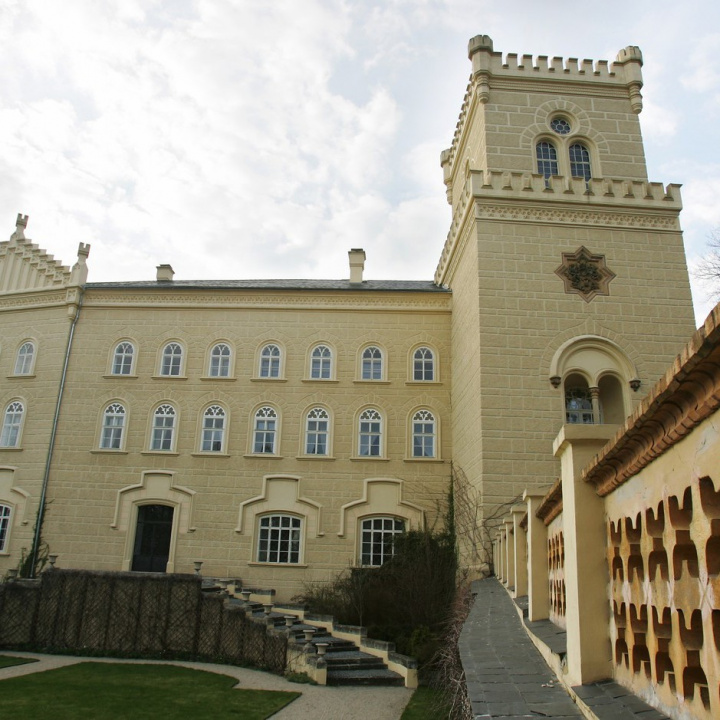 Ve strašidelný zámek se proměnil zámek Chyše, kde se točí vánoční pohádka