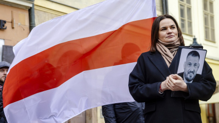 Cichanouski a dalších 13 politických vězňů byli propuštěni z běloruského vězení