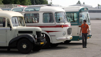 Průvod historických i moderních autobusů dnes projede centrem Prahy