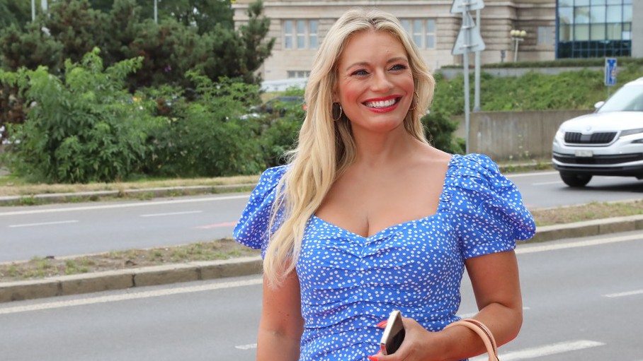 Zkuste se dívat do očí! Borhyová vyráží dech v maličkých bikinách