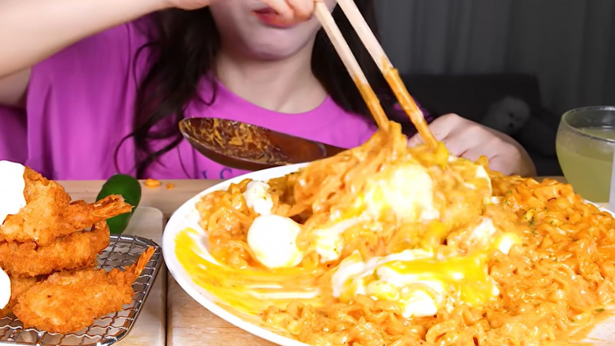 Čína se snaží utlumit chuť obyvatel sledovat on-line extrémní přejídání