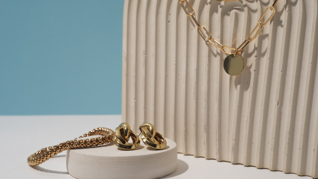 display-shiny-luxurious-golden-chain