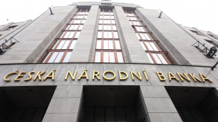 ČNB: Dluhy domácností u bank v květnu stouply na 2,446 bilionu korun
