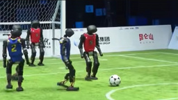 V Číně se konal fotbalový zápas humanoidních robotů