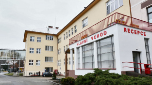 Nymburskou nemocnici ochromil kyberútok, funguje v nouzovém režimu