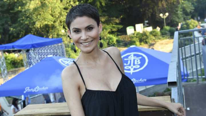 Že modelka neumí vzít za práci rukama? Překrásná Vlaďka Erbová předvedla dřinu na chatě