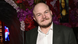 Sbohem slušňákovi! Tichý a nevinný andílek oholil hlavu a vytasil tetování přes celá záda