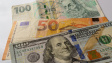 Koruna k hlavním světovým měnám letos v pololetí posílila, k dolaru o 14 procent