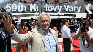 Michael Douglas vzdal hold Miloši Formanovi a převzal novou podobu svého ocenění