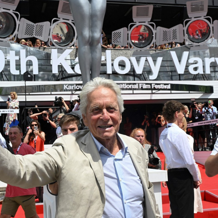 Michael Douglas vzdal hold Miloši Formanovi a převzal novou podobu svého ocenění
