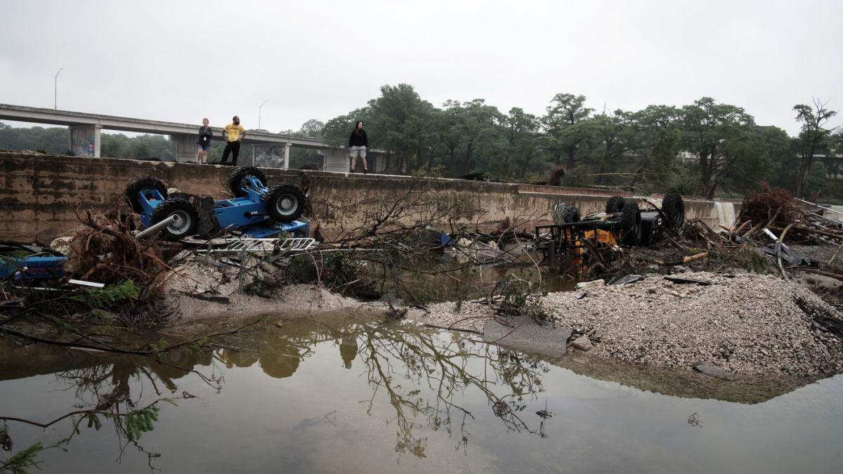 Nejméně 27 lidí přišlo o život při povodních v Texasu, desítky se pohřešují